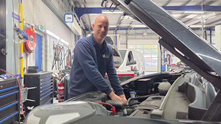 Peter Boomaerts (54) werkt al bijna 25 jaar bij autobedrijf Janssen (foto: Noël van Hooft).