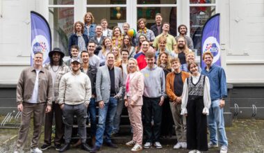 De 13 finalisten met de presentatoren van de finale (foto: Ivo Hutten/Omroep GLD).