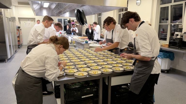 Studenten aan het werk voor het diner met de koningin (foto: Ronald Sträter).