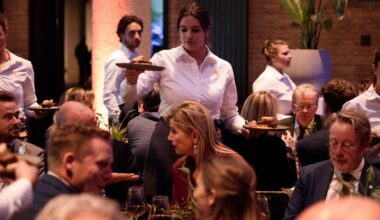 Koningin Máxima wordt bediend door een student van BUas (foto: Koning Willem 1 Stichting).