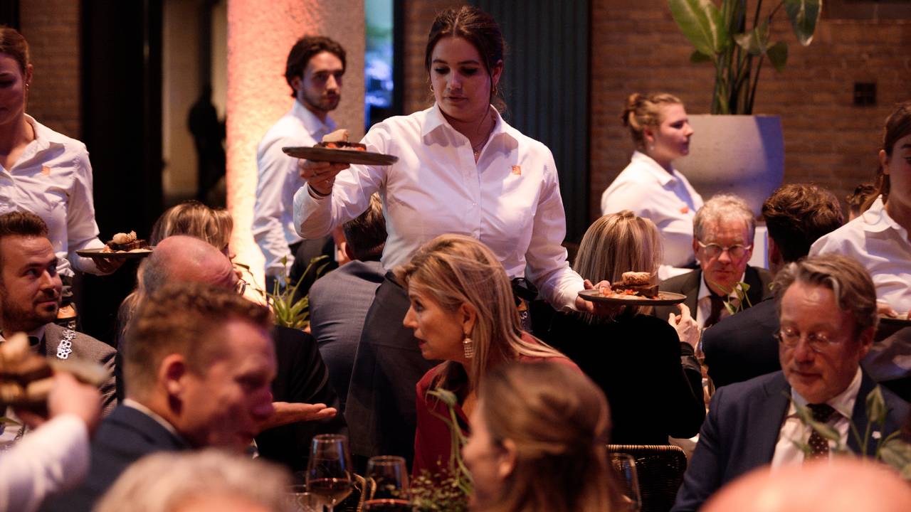 Koningin Máxima wordt bediend door een student van BUas (foto: Koning Willem 1 Stichting).
