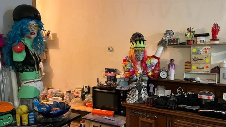 In zijn woonkamer werkt Jos aan zijn kunstwerken (foto: Megan Hanegraaf).