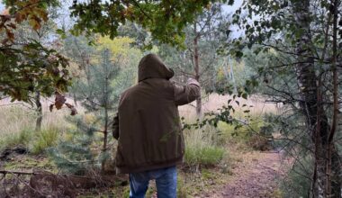 Ruud wijst naar de plek waar hij regelmatig komt voor 'avontuur' (foto: Megan Hanegraaf).