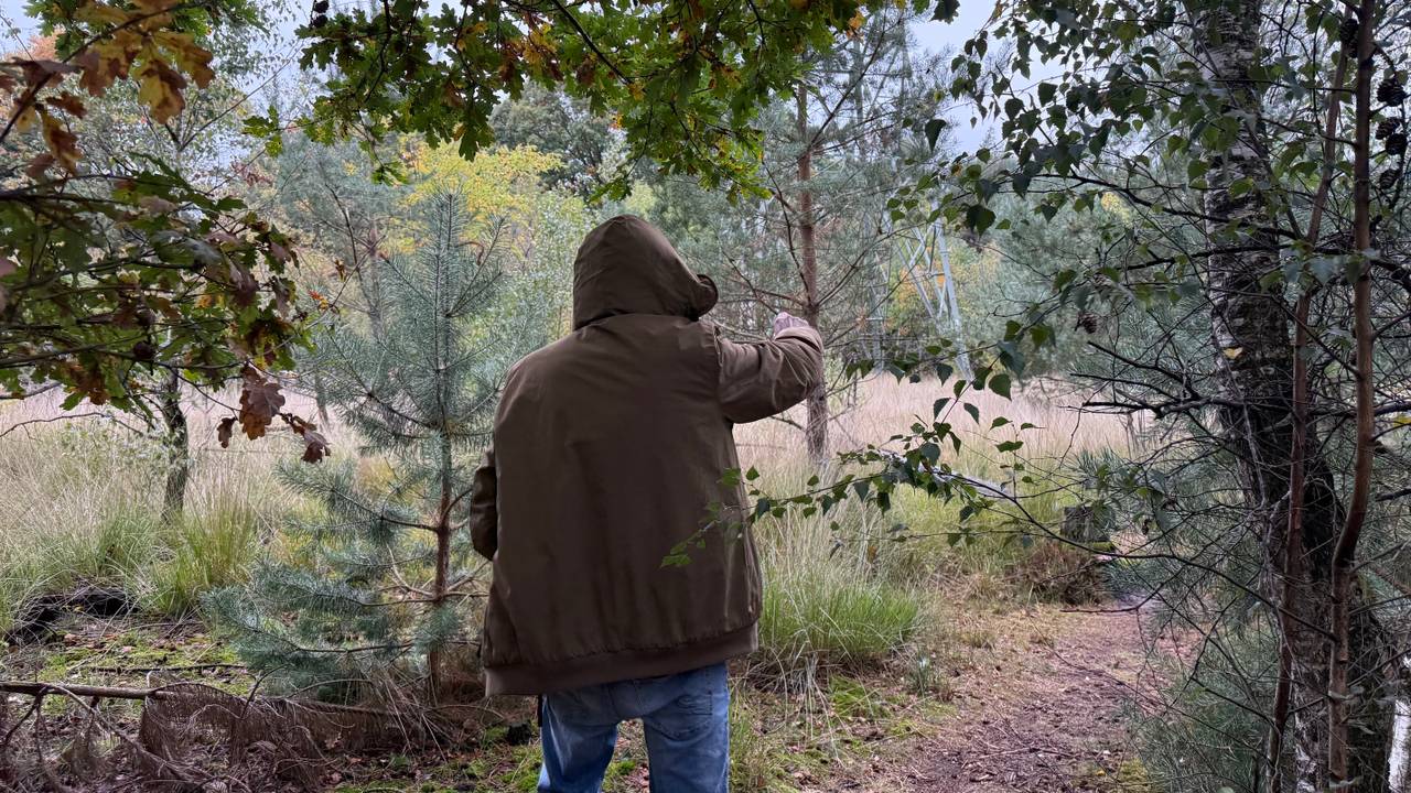 Ruud wijst naar de plek waar hij regelmatig komt voor 'avontuur' (foto: Megan Hanegraaf).