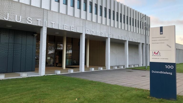 Hoofdingang Justitieel Complex Schiphol (foto: Willem-Jan Joachems)