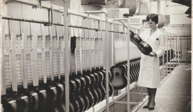 Een medewerkster controleert gitaren in de Egmond Gitarenfabriek in Best (foto: privécollectie familie Egmond).
