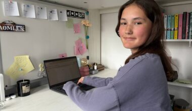 Naomi Zweegers in haar schrijfstudio (foto: Alice van der Plas).