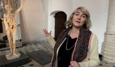 Directeur Marieke Wiegel van de Grote Kerk in Breda bij het beeld Le Squelette (foto: Ronald Sträter).