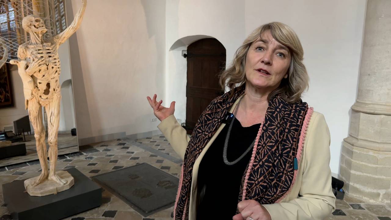 Directeur Marieke Wiegel van de Grote Kerk in Breda bij het beeld Le Squelette (foto: Ronald Sträter).