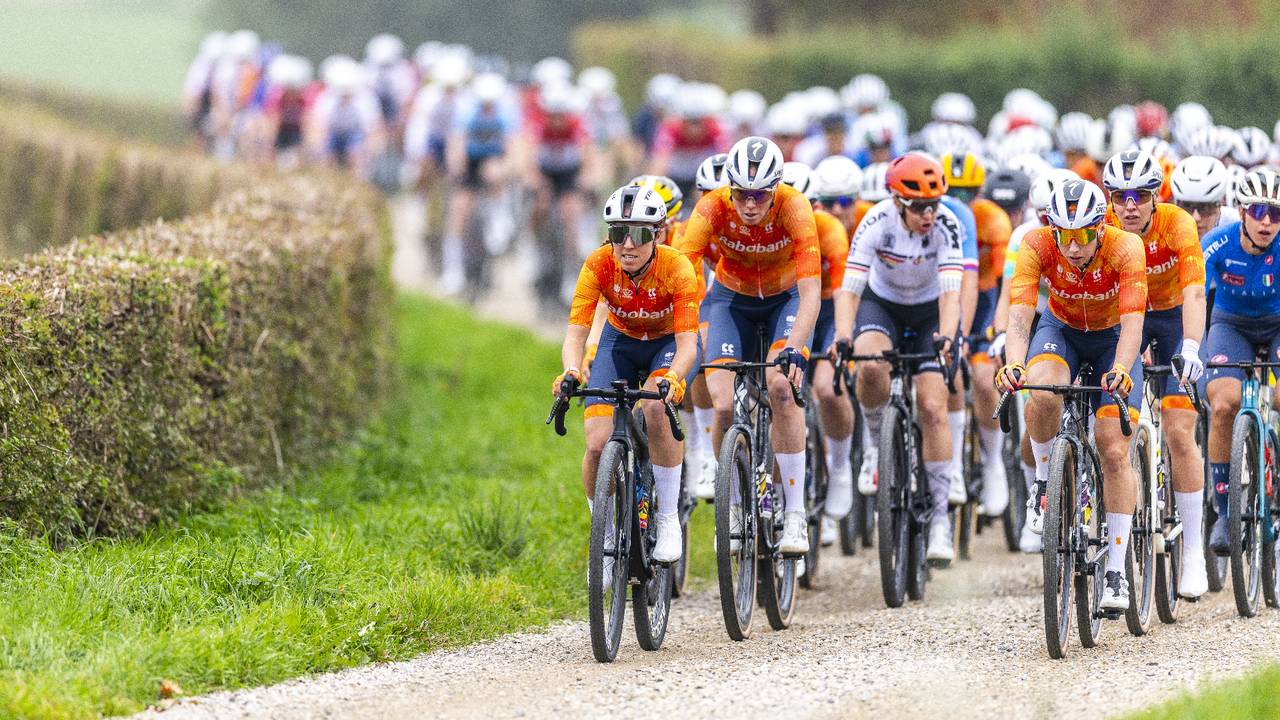 Het peloton tijdens het WK Gravel (foto: ANP, Marcel van Hoorn).