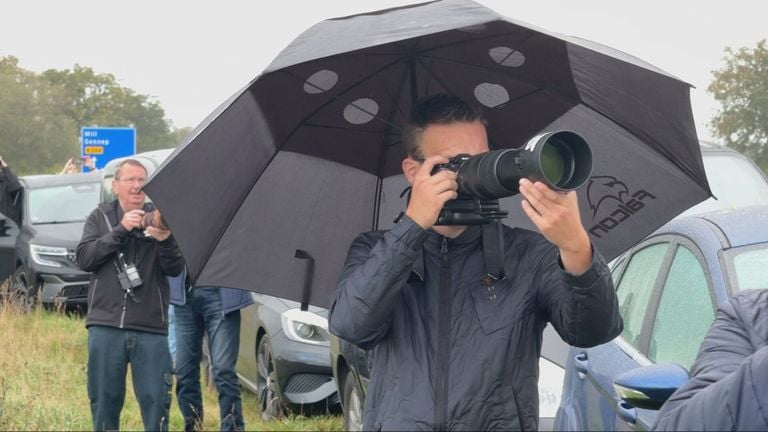 Sommige spotters komen met grote camera's (foto: Omroep Brabant).