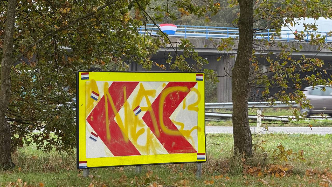 Stickers en een vlag bij de snelweg A58.
