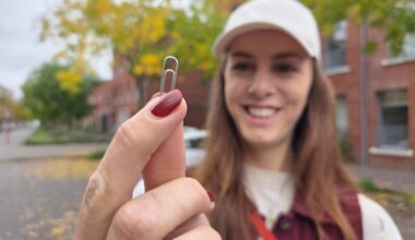 Emma (29) is bezig met ruilhandel: van een paperclip naar een huis (foto: Noël van Hooft).