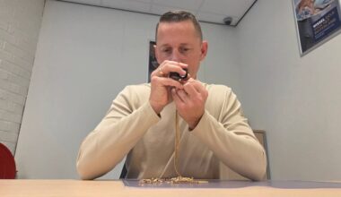 Pjotr Hoogendoorn bekijkt een gouden ketting (foto: Noël van Hooft).