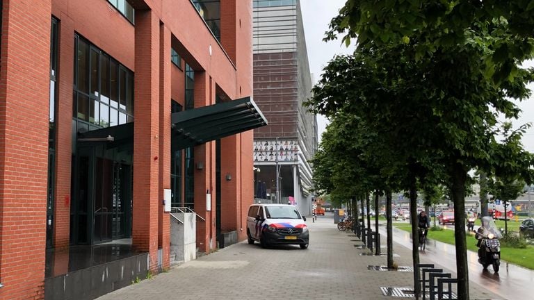 De ingang van de extra beveiligde zittingzaal in Rotterdam (foto: Willem-Jan Joachems)