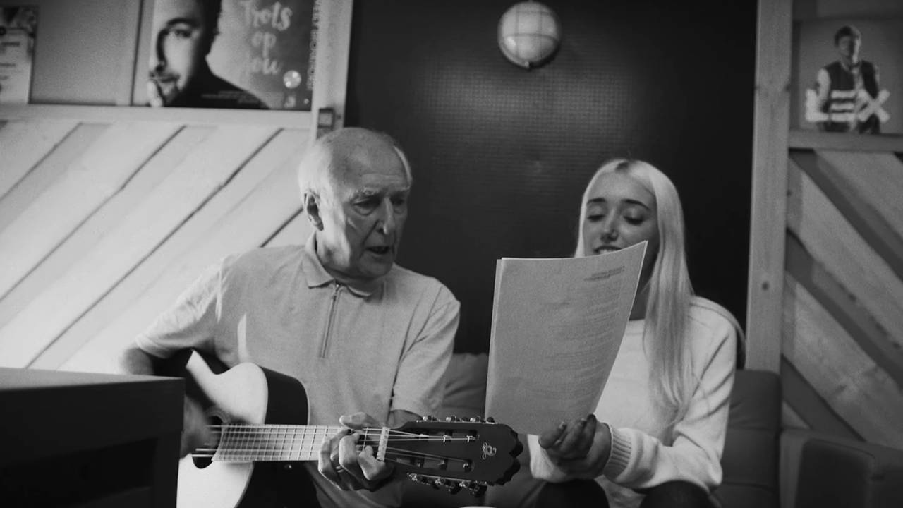 Peter Koelewijn en zijn kleindochter Olivia in de videoclip (foto: Peter Koelewijn).