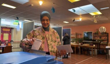Met weinig slaap, maar frisse moed brengt Esmah Lahlah woensdagochtend haar stem uit (foto: Eva de Schipper).