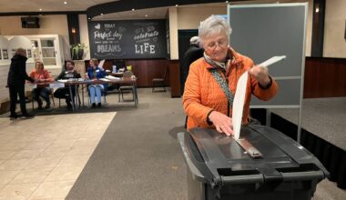 Het is een flinke klus: zo'n lang biljet in de stembus proppen (foto: Eva de Schipper).