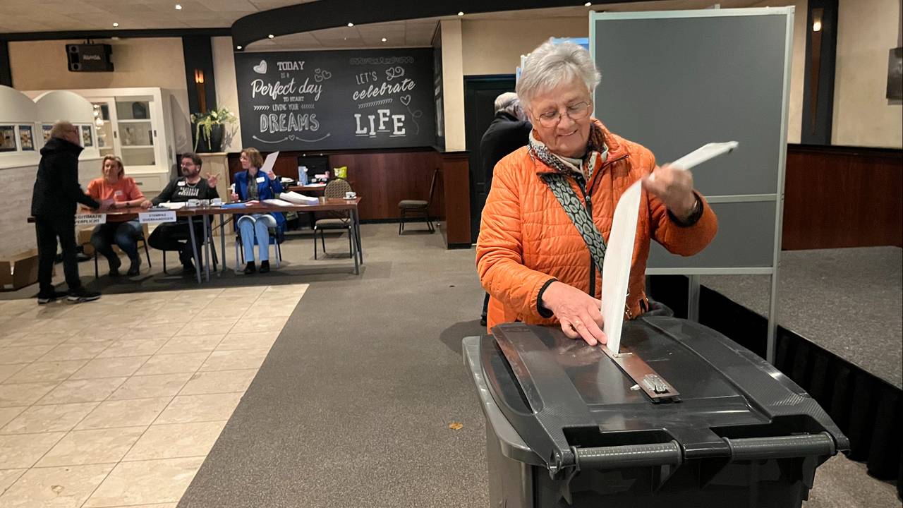 Het is een flinke klus: zo'n lang biljet in de stembus proppen (foto: Eva de Schipper).