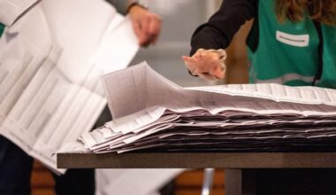 Stembureauleden tellen de stemmen die door de kiesgerechtigden zijn ingevuld op de stembiljetten (Foto: ANP)