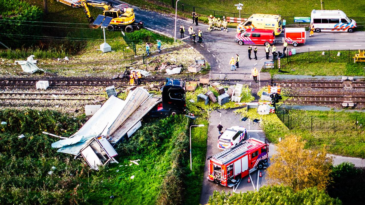 Ravage na het ongeluk op de overweg (foto: ANP).