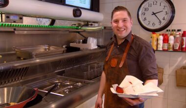 Nick van Waaijenburg met zijn kersenkroketjes.