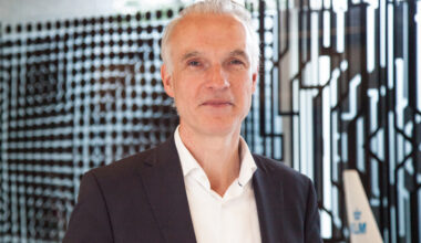 KLM krimpt directie in om kosten te besparen: Barry ter Voert weg