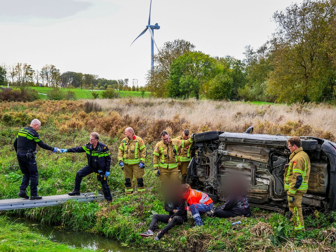 De bestuurder is uit de auto gehaald en naar het ziekenhuis gebracht.