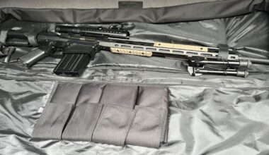 Wapens gevonden bij preventieve fouilleeractie | Regenboogvlag ondanks vernieling mast toch gehesen