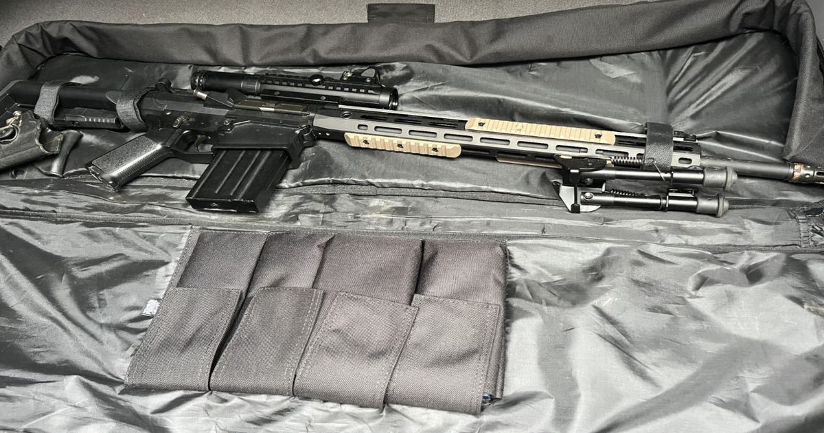 Wapens gevonden bij preventieve fouilleeractie | Regenboogvlag ondanks vernieling mast toch gehesen