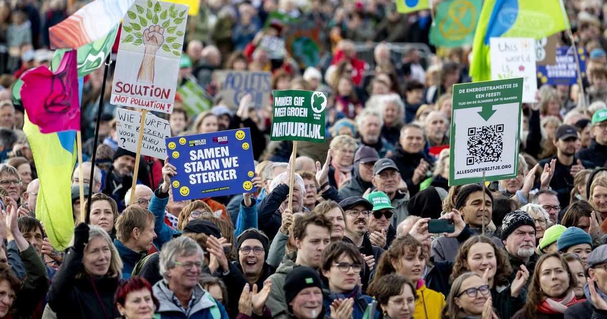 Tienduizenden mensen lopen Klimaatmars: 'Het is zo nodig, ik ben echt bang' - Omroep West