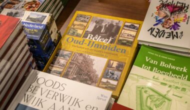De vorige versie van het boek ’Beleef Oud-IJmuiden’.