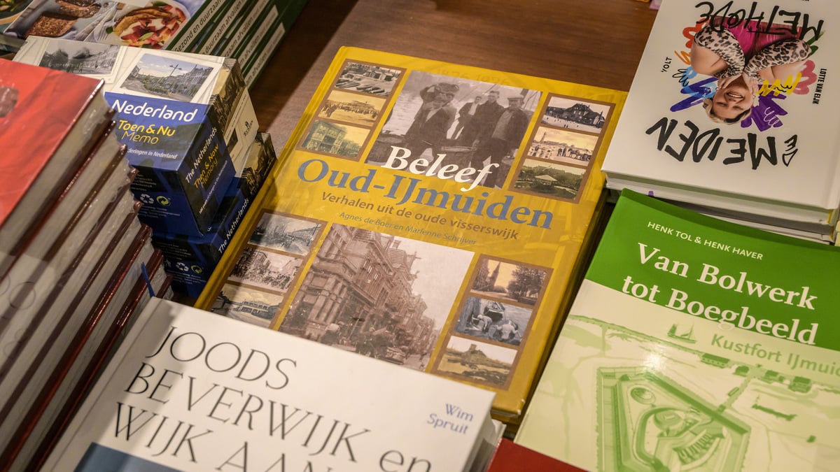 De vorige versie van het boek ’Beleef Oud-IJmuiden’.