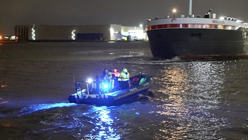 Aanvaring in Amsterdam: boot met twee mensen gezonken - RTL.nl