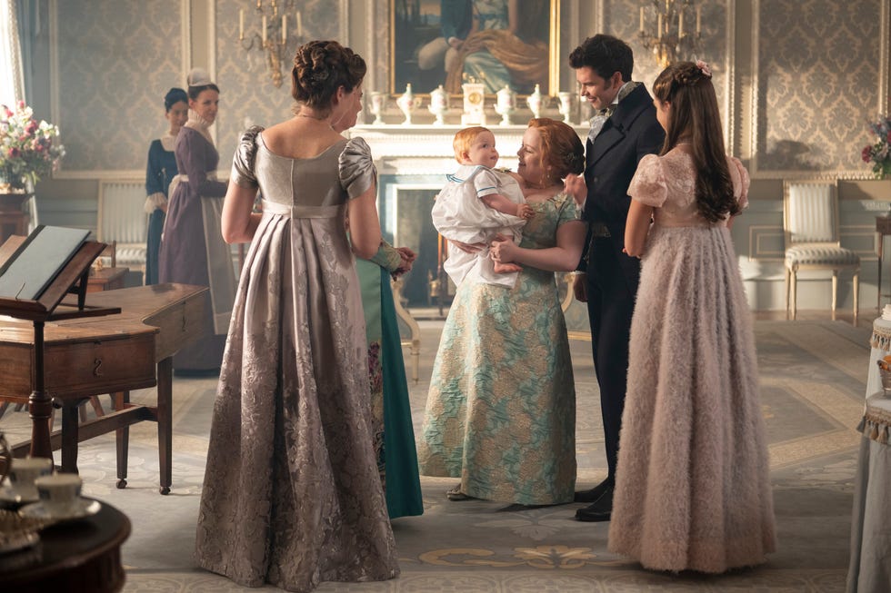 bridgerton seizoen 4 met sophie lamont als celia, ruth gemmell als lady violet bridgerton, polly walker als lady featherington, nicola coughlan als penelope featherington, luke thompson als benedict bridgerton, florence hunt als hyacinth bridgerton