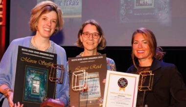 Drentse wint prijs met boek over doodzieke vriendin: 'Bekeek de wereld door haar ogen'