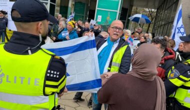 Demonstratie tegen 'haatprofessor', tegenbetogers spreken van 'heksenjacht' - Rijnmond