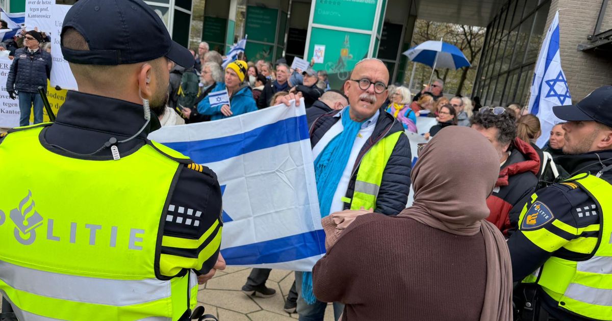 Demonstratie tegen 'haatprofessor', tegenbetogers spreken van 'heksenjacht' - Rijnmond