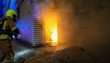 Brand in afvalruimte pand gemeentekantoor | Auto volledig in puin nadat bestuurder macht over stuur verliest