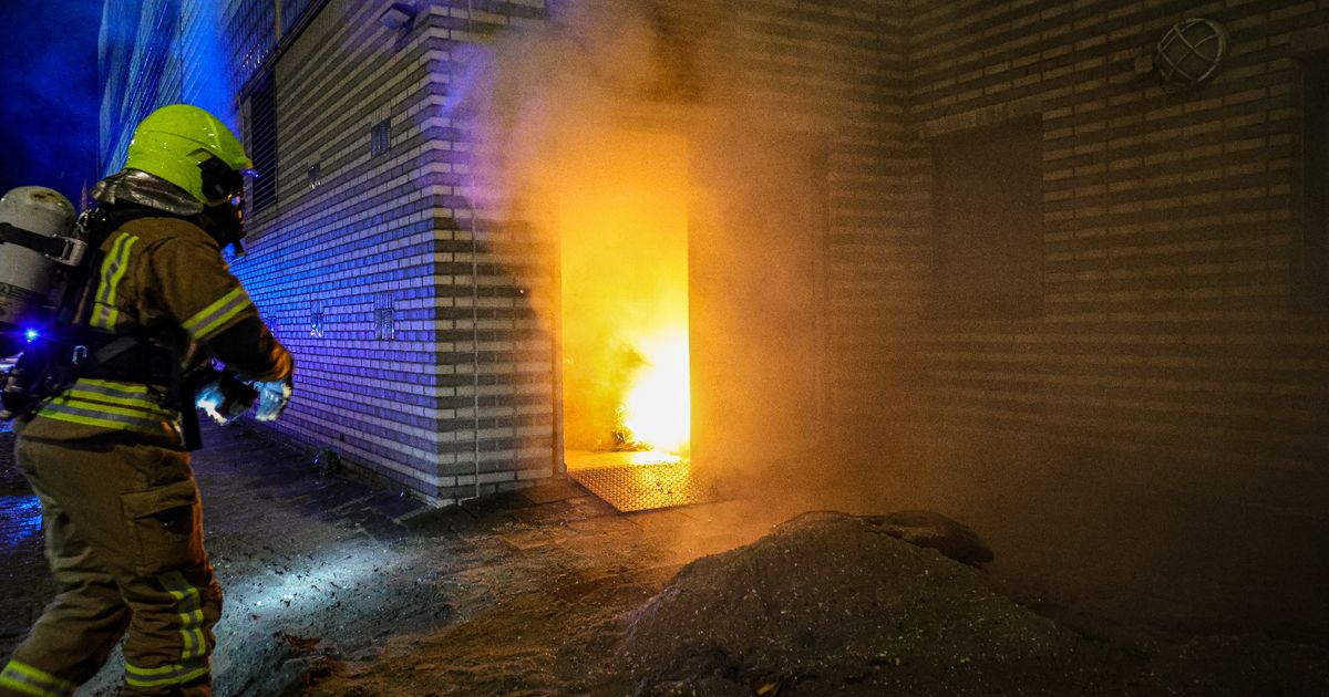 Brand in afvalruimte pand gemeentekantoor | Auto volledig in puin nadat bestuurder macht over stuur verliest