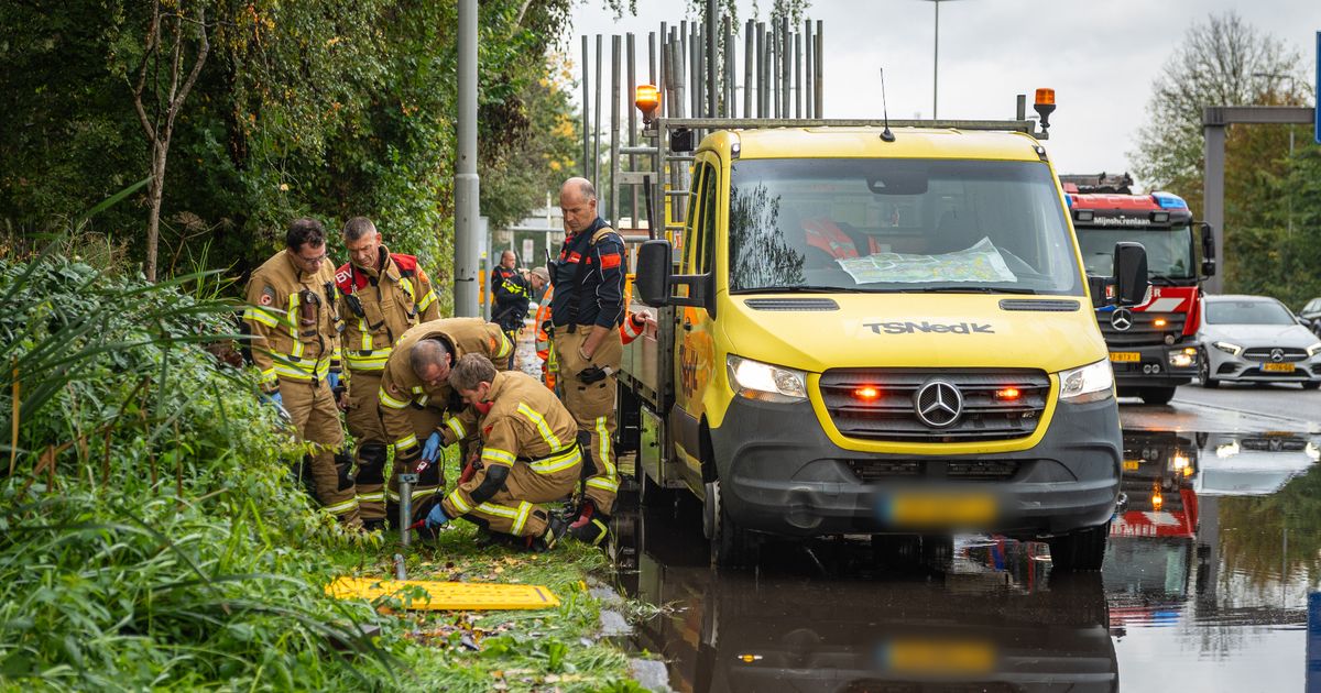Wegwerker geëlektrocuteerd bij weghalen omleidingsbord - Rijnmond