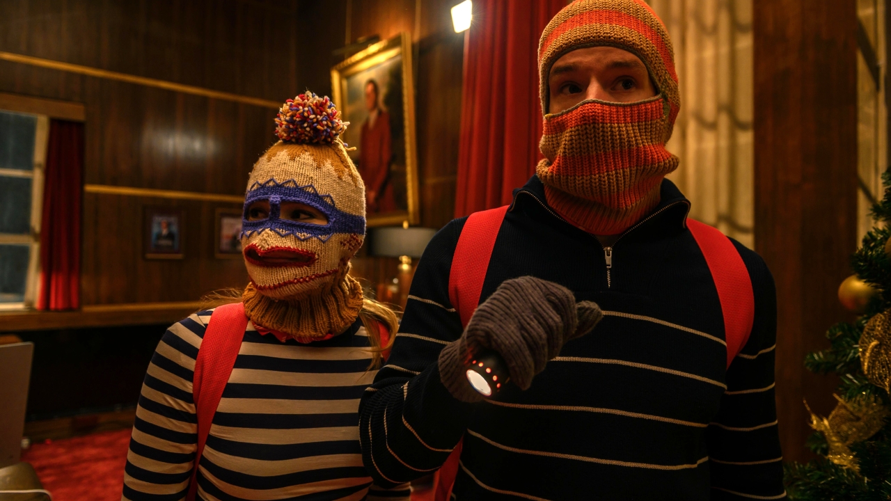 Misdaad loont op Netflix met 'Jingle Bell Heist': Kerst-romcom met een spannende twist