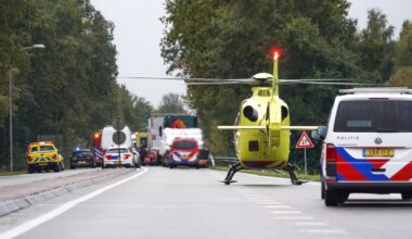 Drie gewonden na ongeluk met zeker tien auto's bij Alteveer; N366 volledig dicht - RTV Noord