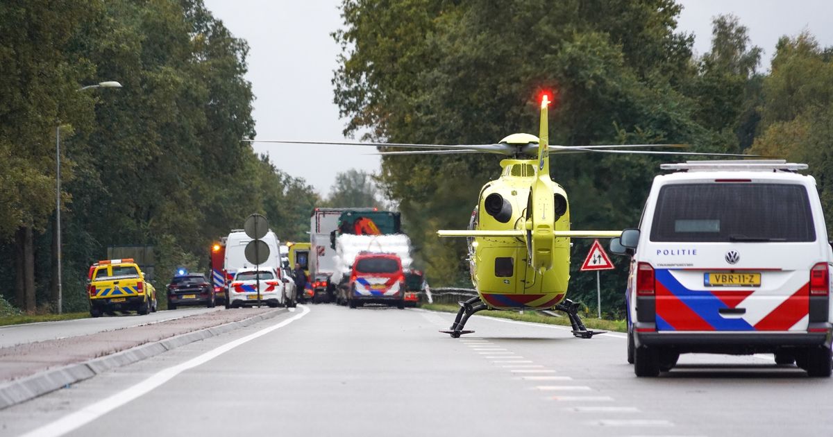 Drie gewonden na ongeluk met zeker tien auto's bij Alteveer; N366 volledig dicht - RTV Noord