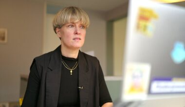 Fiona Fortuin leest de verkiezingsprogramma's van de partijen door op haar laptop