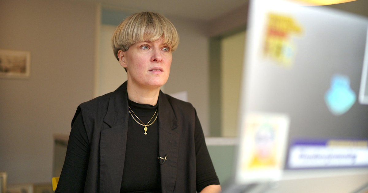 Fiona Fortuin leest de verkiezingsprogramma's van de partijen door op haar laptop