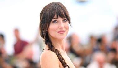 Dakota Johnson steelt de show met gewaagde kanten jurk