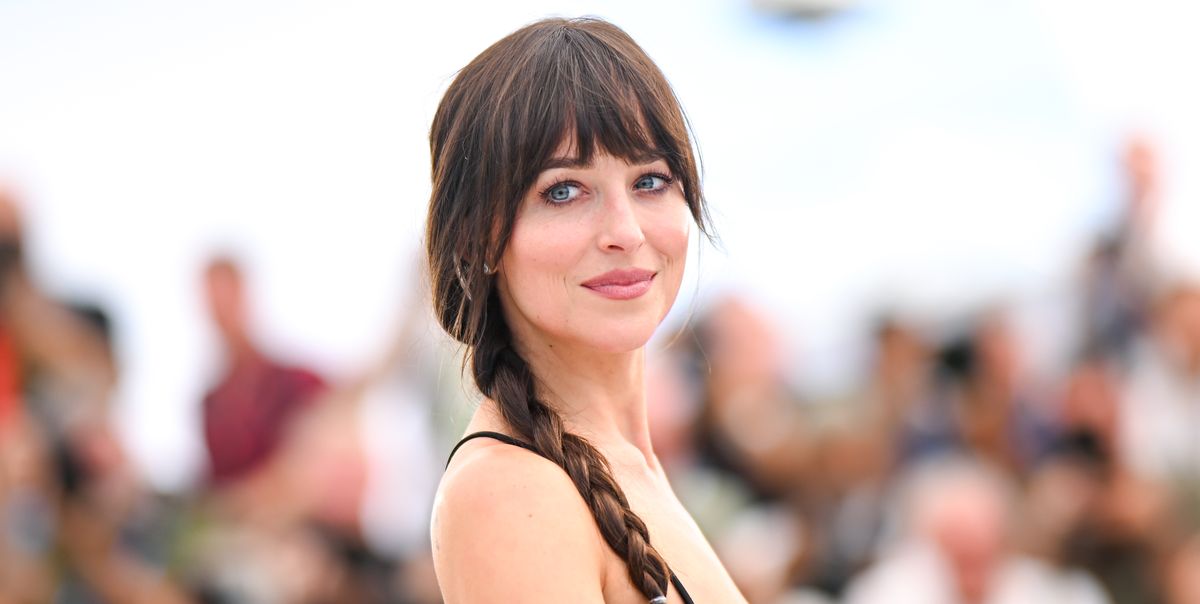 Dakota Johnson steelt de show met gewaagde kanten jurk
