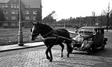 Een paard trekt een auto in Amsterdam-Zuid aan het einde van de Duitse bezetting. Foto  ANP PHOTO