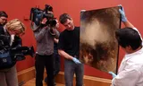 Werknemers van de Tate Gallery in Londen met het schilderij ‘Shade and Darkness’ van William Turner dat samen met het werk ‘Light and Colour’ werd gestolen uit de Kunsthalle Schirn in Frankfurt. Foto John Stillwell/ PA Images